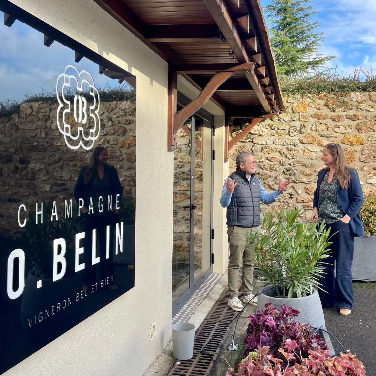 Olivier Belin og Louise Søborg, Champagne Stories foran Champagne O. Belin indgang til besøgsområde