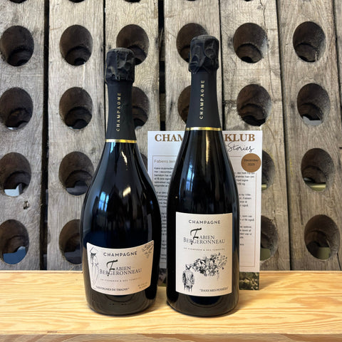 2 flasker champagne med pupitre i baggrund og klubflyer. Fabien Bergeronneau, Les Vignes de Trigny, Blanc de Blancs og Fabien Bergeronneau, Dans mes Pensées