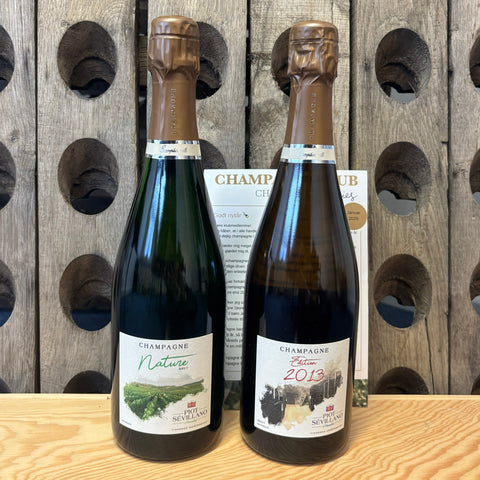 Extra Brut champagne foran et rystebræt