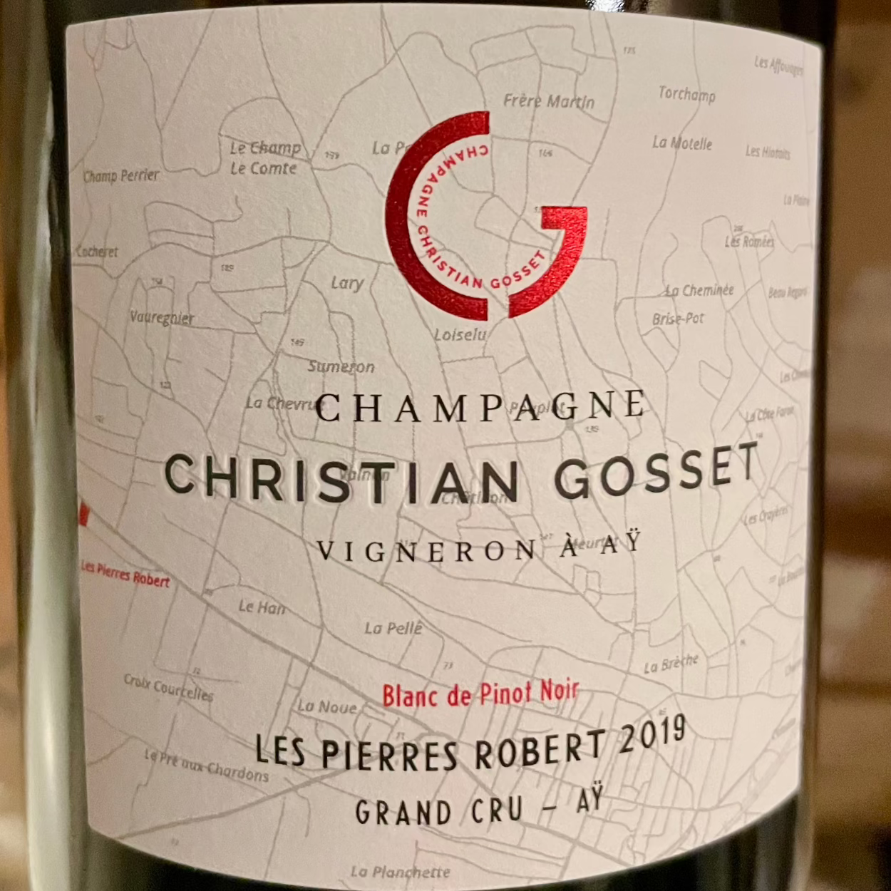 Close-up på champagneetikette fra Champagne Christian Gosset, Les Pierres Robert 2019, Blanc de Pinot Noir, Grand Cru, Aÿ