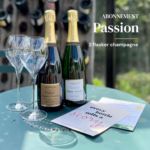 På bord står 2 flasker champagne Pierson-Cuvelier Prestige og Pierson-Cuvelier Tradition, 1 klubflyer og 1 postkort med teksten "every bottle tells a stories - Champagne Stories"
